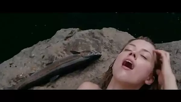 Amber Heard Desnuda Nadando En El Río ¿Por Qué?