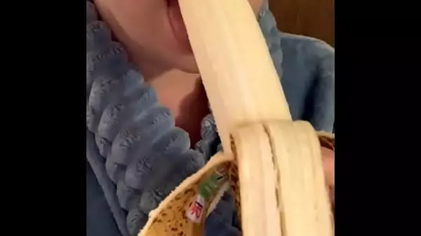 Buena Puta Caliente Chupa Un Plátano Como Una Puta