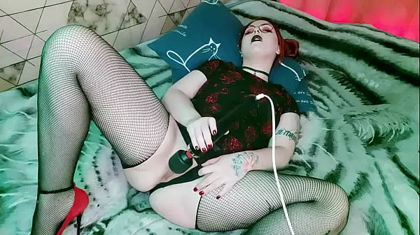 Chica Con Vestido Rojo Y Tacones Altos Juega Con Un Gran Vibrador Hasta El Orgasmo