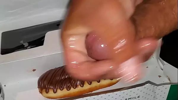 Corriéndome El Glaseado En Mi Pastelería Krispy Kream.