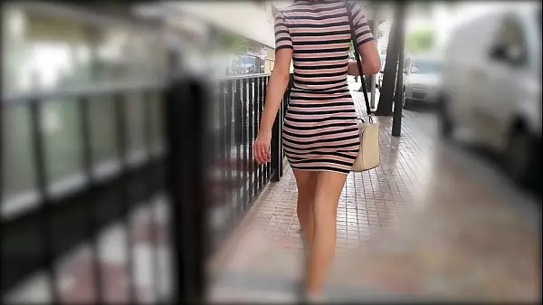 Esposa Caliente Caminando En Vestido Ajustado Meneando Botín Sexy