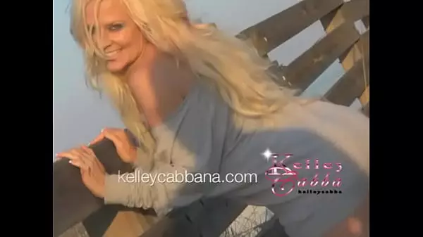 ¡La Chica De Culo Caliente Kelley Cabbana Loca En La Playa!