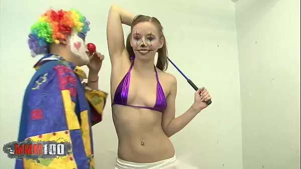 La Flaca Jovencita Rubia Norah Nova Follada Por Un Payaso