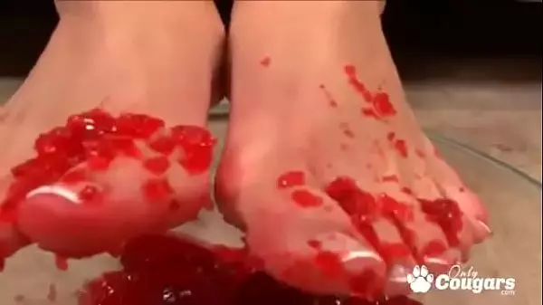 Mackenzee Pierce Se Ensucia Los Pies Con Gelatina Antes De Dar Un Increíble Footjob