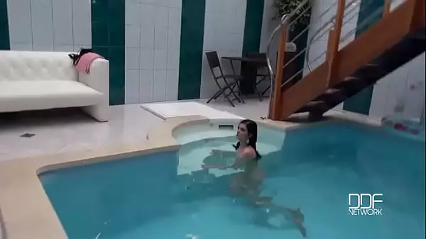 Miradas Lascivas: Un Bombón Chupando Pollas En La Piscina