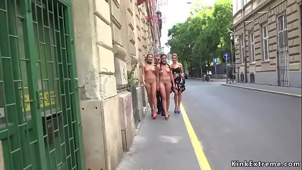 Putas Desnudas Caminaron En El Centro De La Ciudad