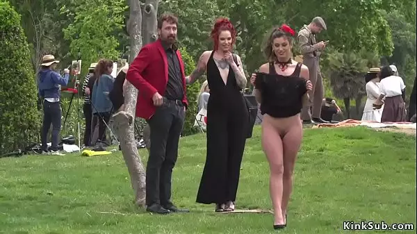 A Tope Esclavo Desnudo Caminó En El Parque