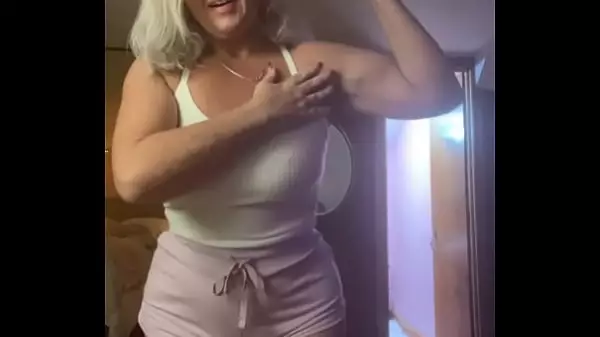 Curvy Milf Rosie: Ejercitando Los Bíceps En Booty Shorts