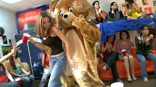 Dancing Bear - ¿Qué Sucede Cuando Los Strippers Masculinos Invaden Un Dormitorio? ¡Descubrir!