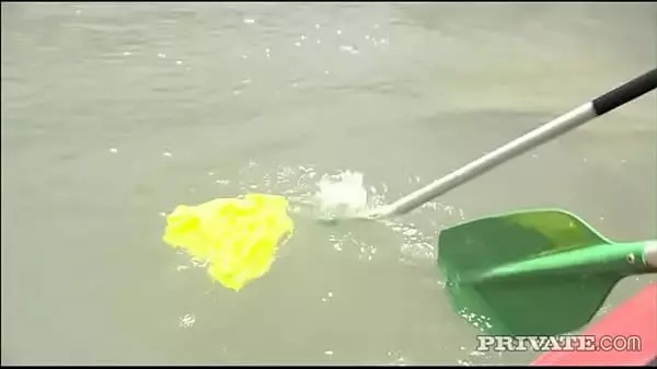 Después De Hacer Rafting, Lucy Belle Y Sus Amigas Tienen Su Primera Experiencia Lésbica