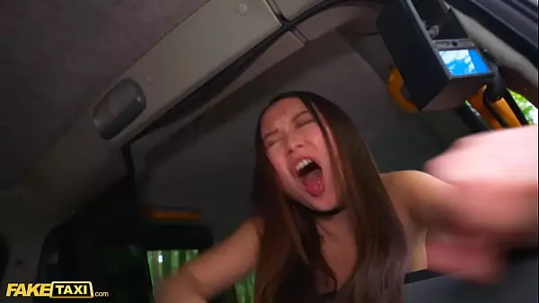 Fake Taxi Asian Yiming Curiosity Chupa Una Polla Después De Hacer Un Lío En La Cabina