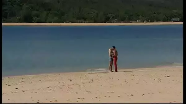 Jemstone Se Sienta En La Playa Recibiendo Un Facial Después De Montar Una Polla Dura