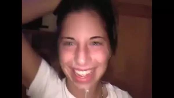 Kayla Cum Contenedor De Basura