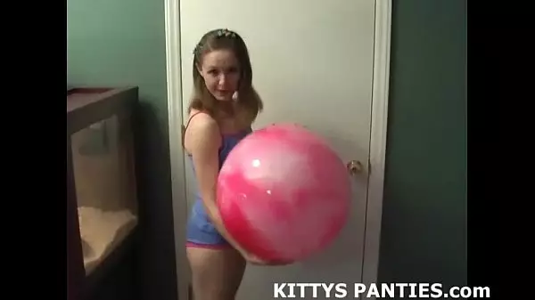 Kitty De 18 Años Adora Jugar Con Plastilina