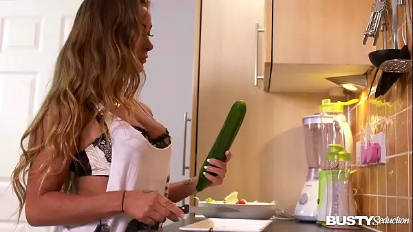 La Seducción Tetona En La Cocina Hace Que Amanda Rendall Llene Su Rosa De Verduras