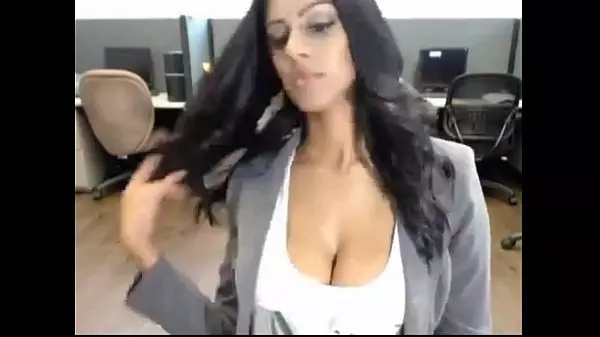 Latina De Grandes Tetas Naturales Se Masturba En La Webcam