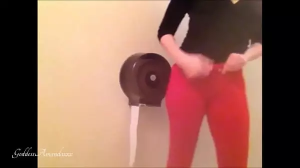 Orinando En El Baño En El Club De Sexo