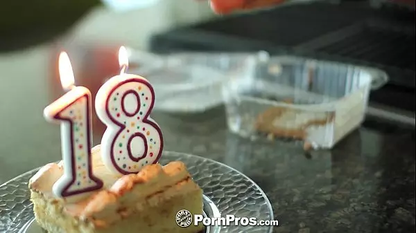 Pornpros - Cassidy Ryan Celebra Su 18 Cumpleaños Con Pastel Y Polla