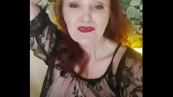 Señora Pelirroja En Un Camisón Transparente Negro