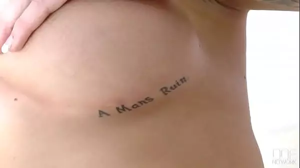 ¡Sus Tatuajes Cuentan Una Historia Sexy!