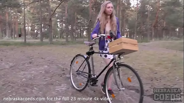 Areana Fox De Espaldas Montando Su Bicicleta Desnuda Masturbándose En El Bosque