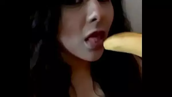 Banana Mamada Tease Miss Madii Muestra Habilidades