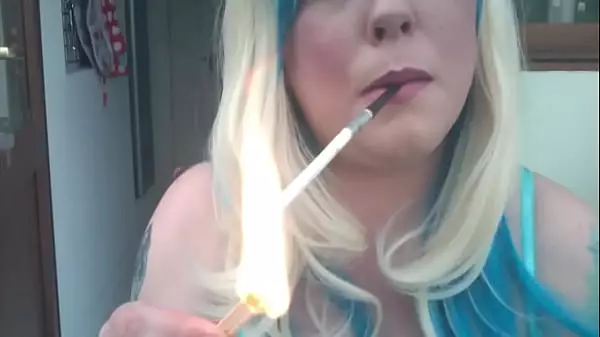 Bbw Blondie Tina Snua Fumando Un Delgado Cigarrillo Vogue En Un Soporte Con Fósforo Iluminado