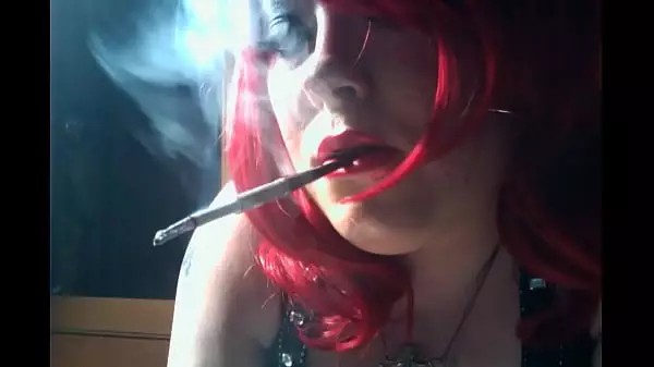 Bbw Británica La Señora Tina Snua Cuelga Un Delgado Cigarrillo En Un Soporte