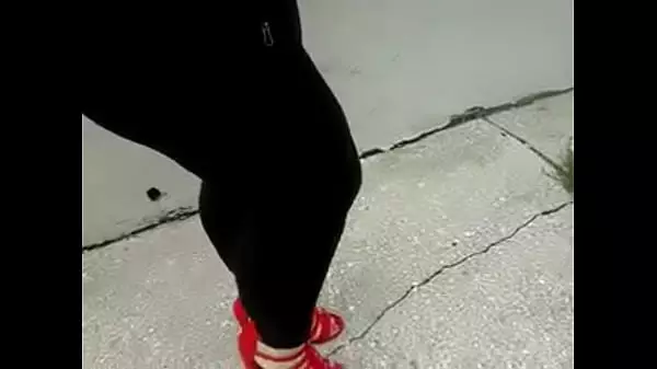 Bbw Latina Milf Caminando Con Piernas Grandes Y Bien Formadas En Leggings Y Tacones Rojo