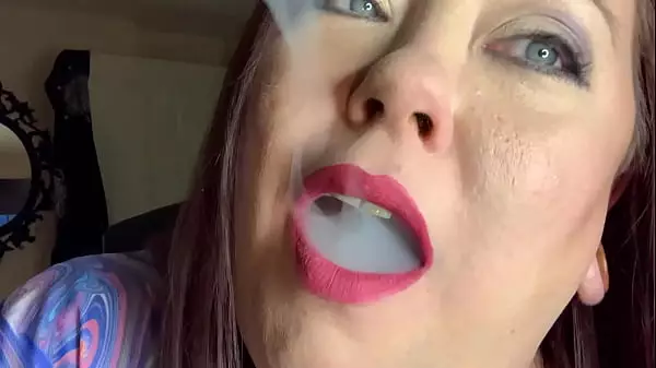 Bbw Mistress Tina Snua Fumando Un Cigarrillo De Corcho Con Exhalaciones Nasales, Inhalaciones Instantáneas, Anillos De Humo Y Deriva