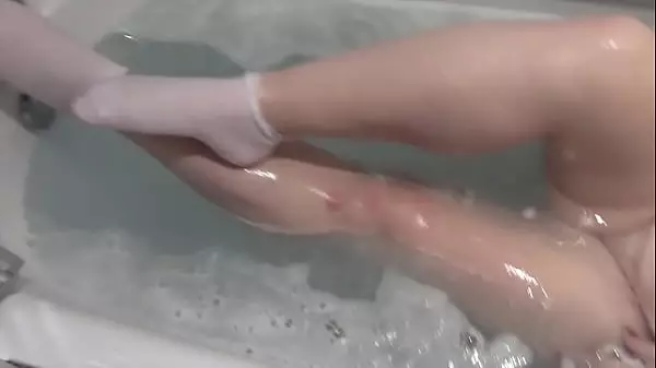Bbw Tina Snua En El Baño Desnuda Con Calcetines Mojados