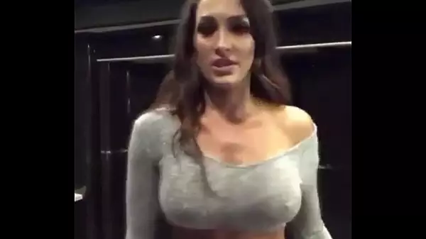 Brie Bella Bailando