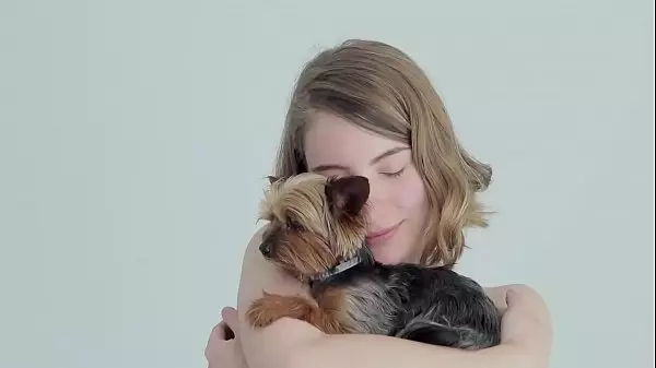 Caliente Rubia Desnuda Abrazando A Su Cachorro