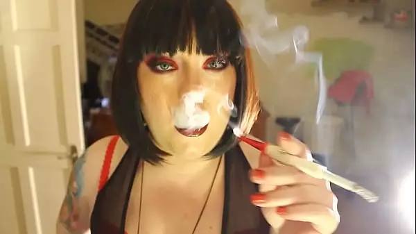 Fat Domme Tina Smua Fuma Un Cigarrillo Sin Filtro En Un Soporte