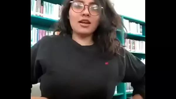 Hermosa Colegiala Con Gafas Nerd Mostrando Las Tetas Más Perfectas En La Biblioteca De Su Escuela