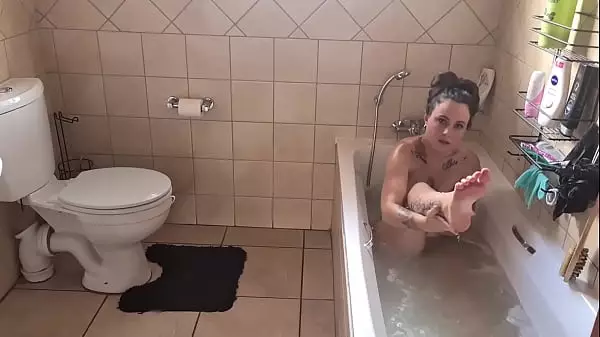 Joven Milf De Tetas Pequeñas Completamente Tatuada Bañándose En La Bañera