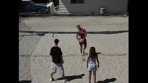 Jugadores De Voleibol Amateur Divirtiéndose Después Del Juego Con Las Estudiantes Desagradables Kalani Y Velvet Rose Bajo El Sol