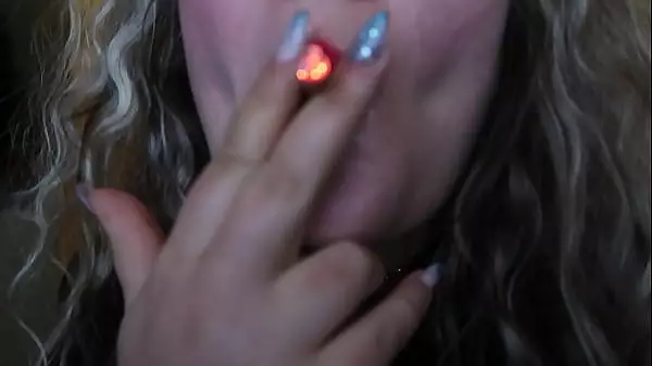 La Chica De Labios Rojos Tenía Un Increíble Cerca De Humo Solo Para Usted