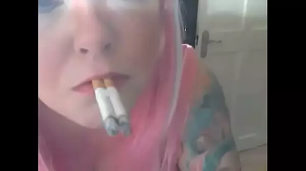 Linda Bbw Tina Snua Fuma 2 Cigarrillos A La Vez - Fetiche De Fumar