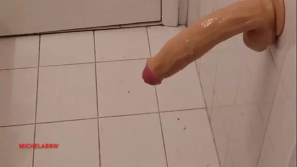 Masturbación En El Baño Con Polla Grande