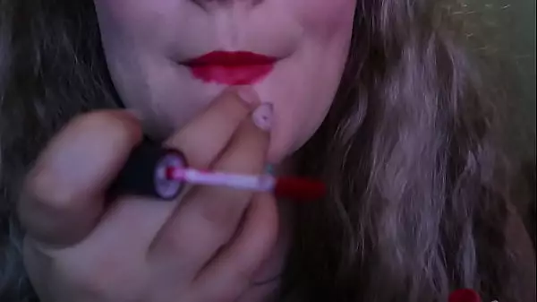 Mujer Linda Se Pintura Los Labios De Rojo Y Fuma Un Cigarrillo, Espero Que Te Guste