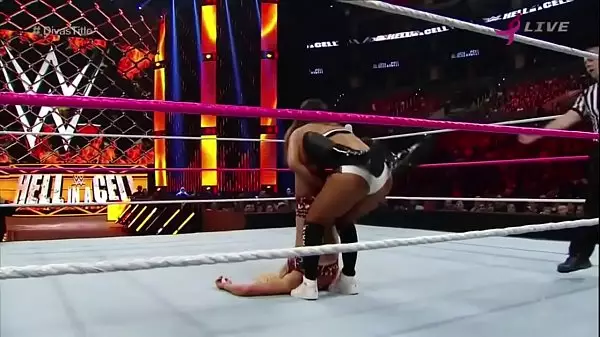 Nikki Bella Contra Charlotte. Hell In A Cell 2015.
