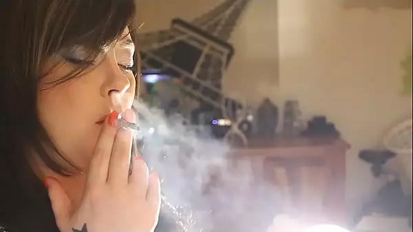 Reino Unido Domme Tina Snua Fumando Un Cigarrillo De Corcho Con Nariz Exhala