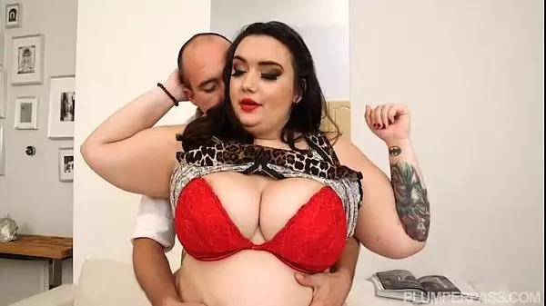 Sexy Busty Babe Curvy Quinn Ayuda A Su Esposo A Ponerse Duro