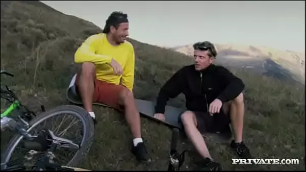 Sunny Jay Practica Ciclismo De Montaña Y Conoce A Dos Tipos Que Le Hacen Una Dp