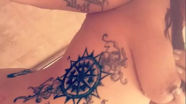 Alexa Davonn Tatuada En La Ducha