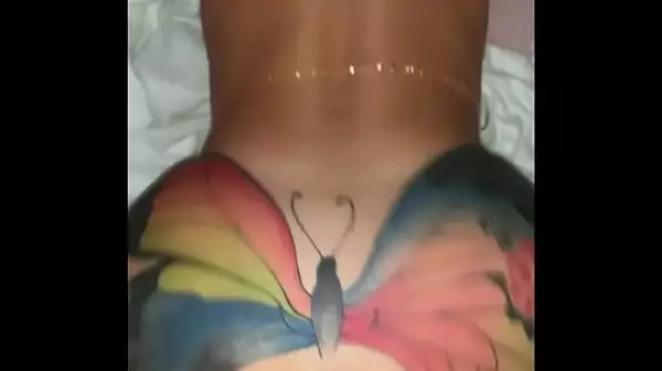 Chica Con Tatuaje De Mariposa Se La Follan A Cuatro Patas