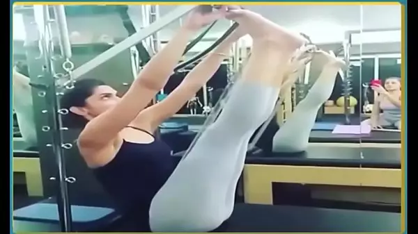 Deepika Padukone Ejercitándose En Unos Pantalones De Yoga Calientes Con Leggings Diminutos.