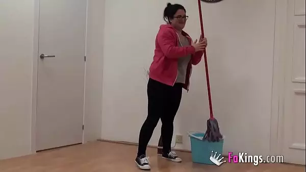 La Chica De La Limpieza La Buena, La De A Diario Se Pone Cachonda Y... ¡Vaya Tetones!