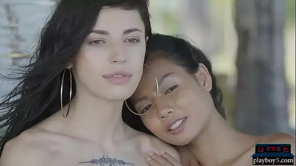 Pequeñas Lesbianas Asiáticas Y Rusas Posando Al Aire Libre